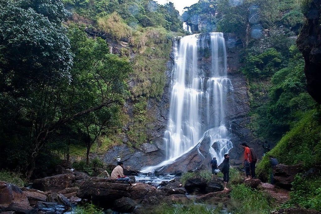 Araku Valley is located near Dandeli Forest in Visakhapatnam district of Andhra Pradesh. Which is a popular tourist spot. This hill station is full of coffee plantation and great view points, due to which tourists like to visit here. This place is located at a distance of 105 kilometers from Visakhapatnam International Airport and at a distance of  110 kilometers from Visakhapatnam Railway Station. And to reach here you will have to go by local bus. In Arak Valley you can visit places like Borra Caves, Ananthagiri, Tribal Museum and Katika Waterfalls. And if you  are a nature and adventure lover then you should not miss visiting this place at all. And believe me, you will remember the experience you get from here for life time.